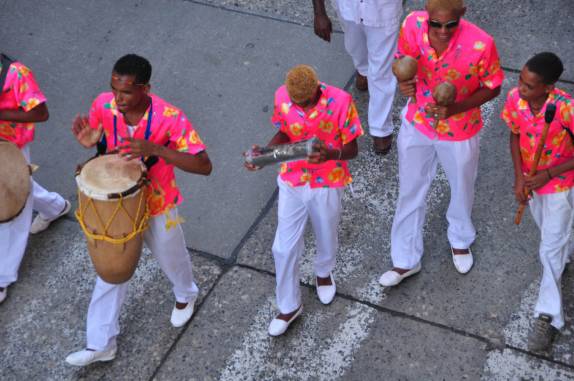 Desfile de 'carnaval' nas festas de independência de Cartagena, na Colômbia